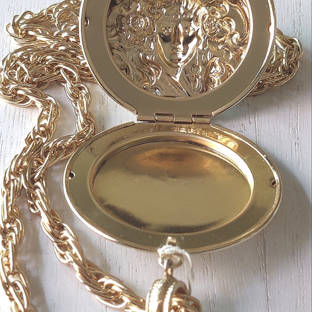 Whiting and Davis art nouveau oversized locket and chain. - Picture 4 of 6